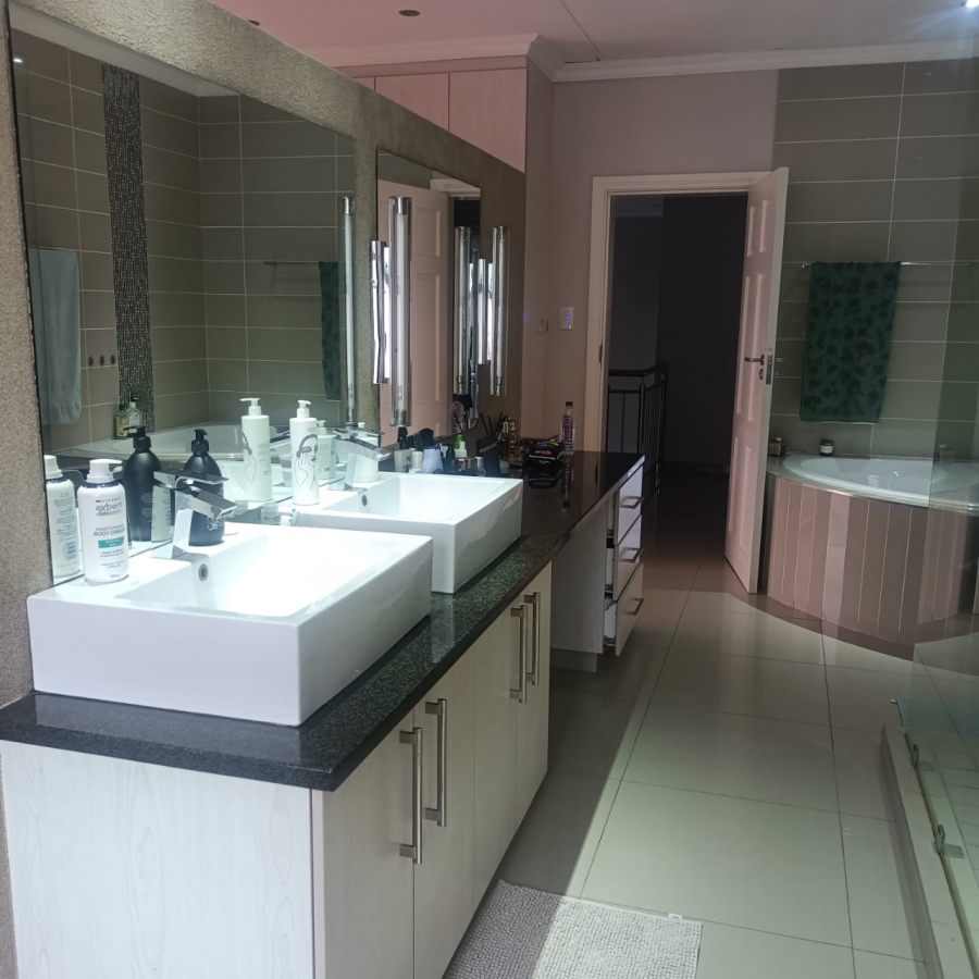 4 Bedroom Property for Sale in Beacon Bay Eastern Cape
